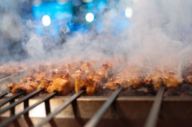 Türk restoranında tavuk şiş kebap ya da kebap eti, metal şiş ızgara ve közler. Şiş kebap tavuk kebabı...