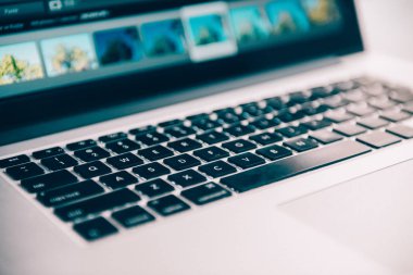 Ofisin içinde dizüstü bilgisayarla çalışan bir adam. Modern Ofis İçişleri Çalışma Konsepti.