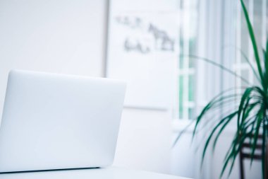 Laptop bilgisayarlı modern beyaz ofis içi 