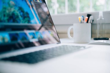 Ofisin içinde dizüstü bilgisayarla çalışan bir adam. Modern Ofis İçişleri Çalışma Konsepti.