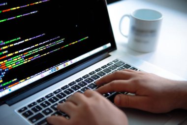 Ofisin içinde dizüstü bilgisayarla çalışan bir adam. Modern Ofis İçişleri Çalışma Konsepti.