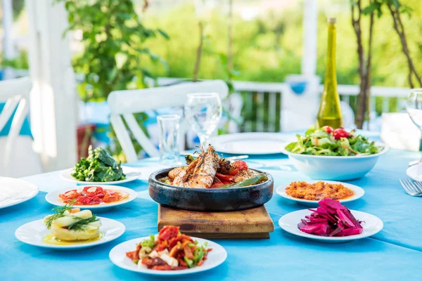 Garnelen Meeresfrüchte Vorspeisen Und Salate Auf Dem Tisch Fischrestaurant Strandrestaurant — Stockfoto