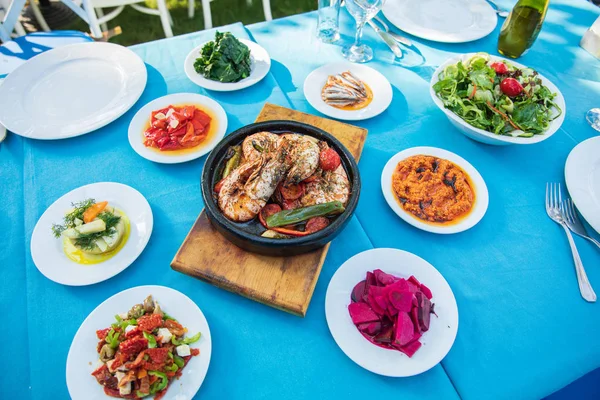 Garnalen Seafoods Voorgerechten Salades Tafel Visrestaurant Strand Restaurant Griekenland Turkije — Stockfoto