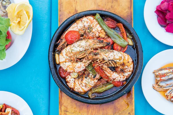Udang Seafoods Makanan Pembuka Dan Salad Atas Meja Restoran Ikan — Stok Foto