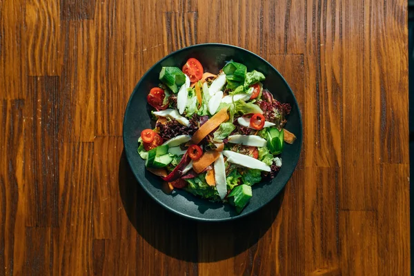 Ingredientes Deliciosos Frescos Para Salada Saudável Fundo Mesa Madeira Rústica — Fotografia de Stock