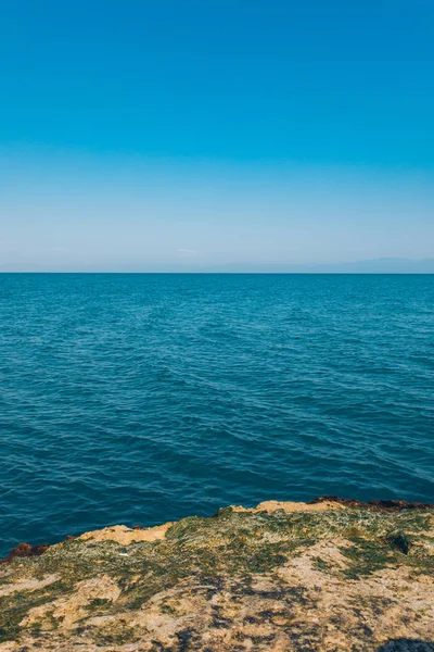 Oceano Azul Mar Azul Ondas Rochas Turquesa Ondas Mar Bater — Fotografia de Stock