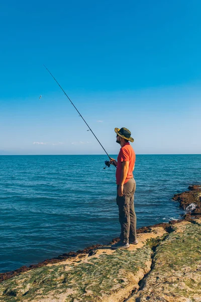 Ψαράς Στέκεται Και Ρίξει Ένα Καλάμι Ψαρέματος Ενώ Αλιείας Στη — Φωτογραφία Αρχείου