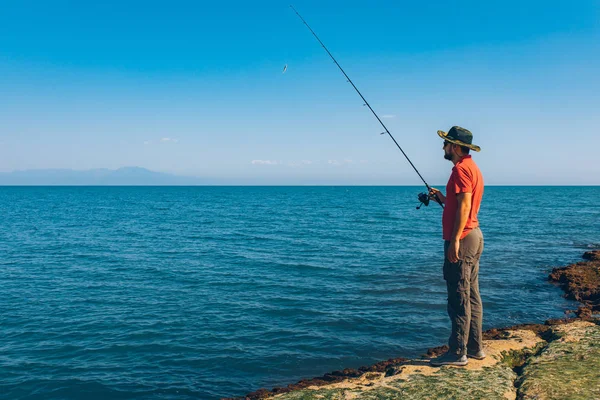 Ψαράς Στέκεται Και Ρίξει Ένα Καλάμι Ψαρέματος Ενώ Αλιείας Στη — Φωτογραφία Αρχείου