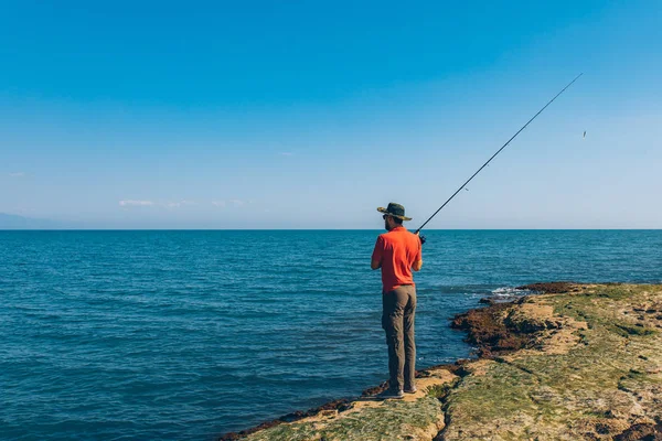 Rybář Stojící Hodit Rybářskou Prut Při Rybaření Moři Letní Sezóně — Stock fotografie