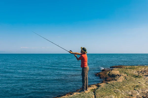 Pescador Pie Lanzar Una Caña Pescar Mientras Pesca Mar Temporada —  Fotos de Stock