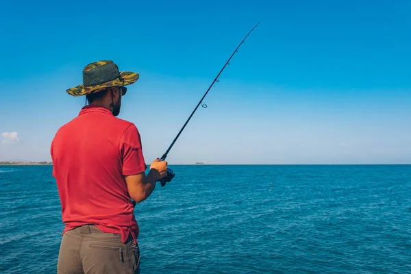 Pescador Pie Lanzar Una Caña Pescar Mientras Pesca Mar Temporada —  Fotos de Stock