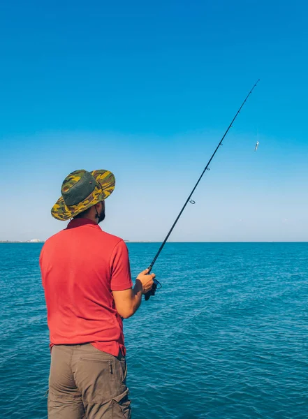 Ψαράς Στέκεται Και Ρίξει Ένα Καλάμι Ψαρέματος Ενώ Αλιείας Στη — Φωτογραφία Αρχείου