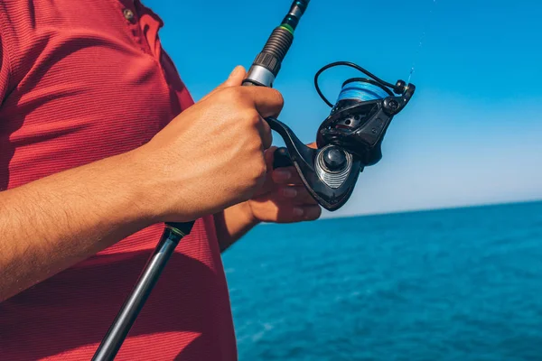 Pescador Pie Lanzar Una Caña Pescar Mientras Pesca Mar Temporada —  Fotos de Stock