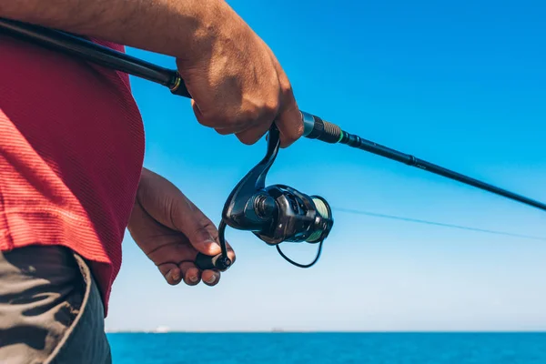 Pescador Pie Lanzar Una Caña Pescar Mientras Pesca Mar Temporada —  Fotos de Stock