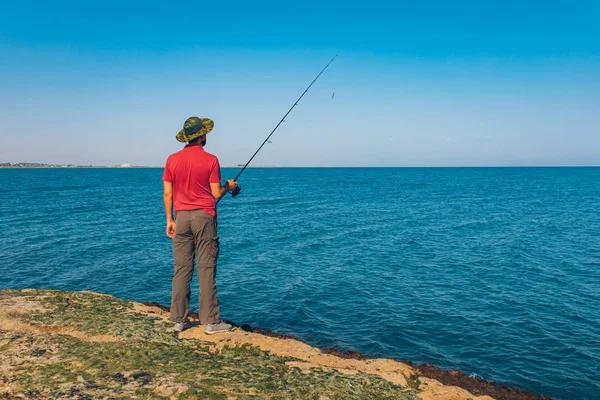 Rybář Stojící Hodit Rybářskou Prut Při Rybaření Moři Letní Sezóně — Stock fotografie