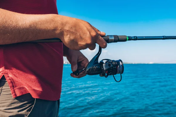 Pescador Pie Lanzar Una Caña Pescar Mientras Pesca Mar Temporada —  Fotos de Stock