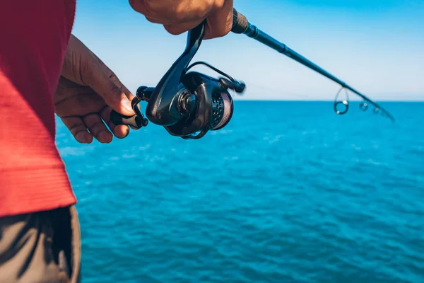 Pescador Pie Lanzar Una Caña Pescar Mientras Pesca Mar Temporada —  Fotos de Stock