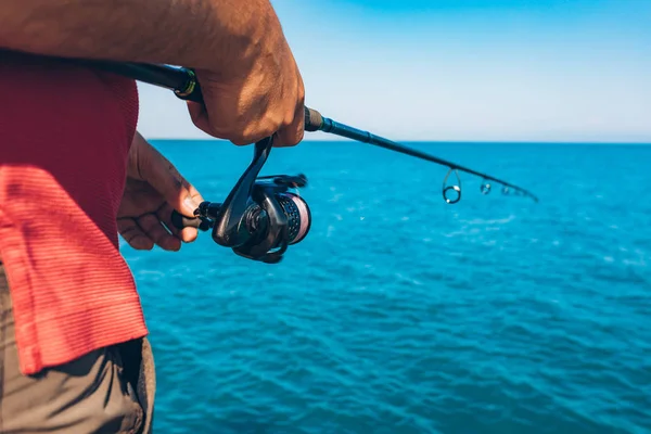 Pescador Pie Lanzar Una Caña Pescar Mientras Pesca Mar Temporada —  Fotos de Stock