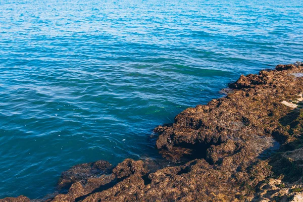 蓝色的海或蓝色的海 波浪和岩石 绿松石海浪冲撞和碰撞在海岸或海岸的岩石或大海 美丽的自然景观 — 图库照片
