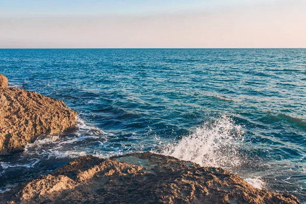 Голубой Океан Голубое Море Волны Камни Бирюзовые Морские Волны Разбиваются — стоковое фото