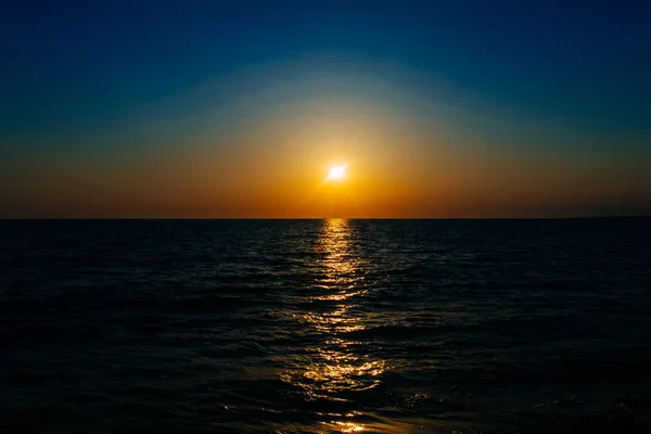 Zonsondergang Zee Oceaan Met Prachtige Blauwe Lucht Zonsondergang Zonsopgang Scène — Stockfoto