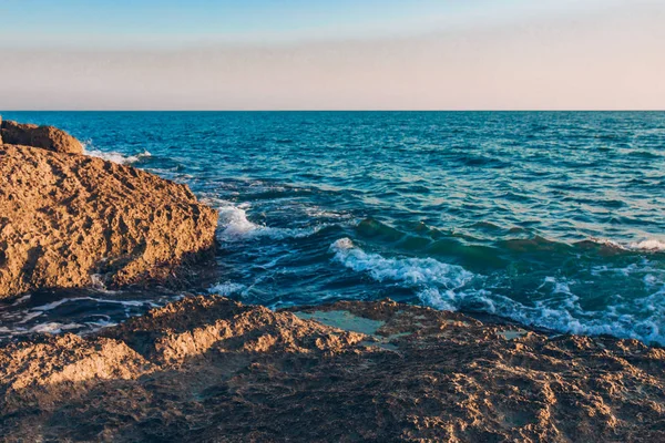 Голубой Океан Голубое Море Волны Камни Бирюзовые Морские Волны Разбиваются — стоковое фото