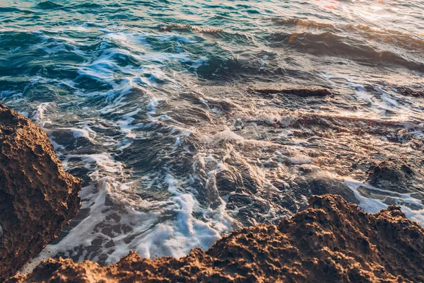 Oceano Azul Mar Azul Ondas Rochas Turquesa Ondas Mar Bater — Fotografia de Stock