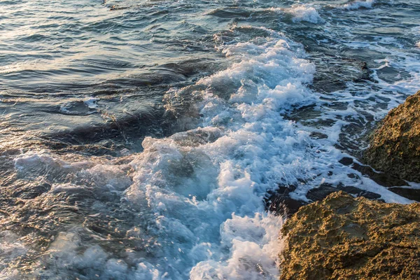 蓝色的海或蓝色的海 波浪和岩石 绿松石海浪冲撞和碰撞在海岸或海岸的岩石或大海 美丽的自然景观 — 图库照片
