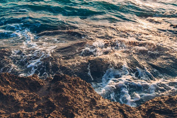 Oceano Azul Mar Azul Ondas Rochas Turquesa Ondas Mar Bater — Fotografia de Stock