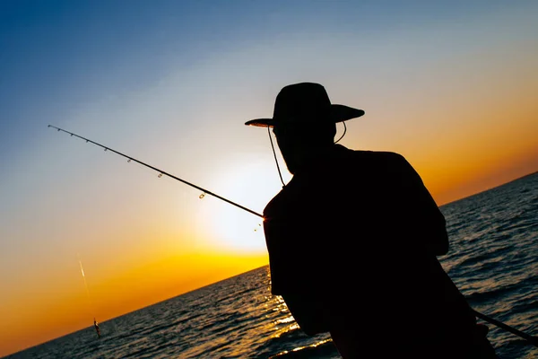 Silueta Rybář Stojící Hodit Rybářskou Prut Při Rybaření Moři Letní — Stock fotografie