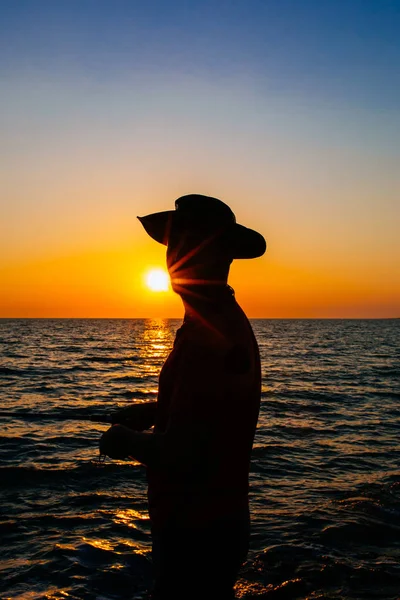 Silhouet Van Fisherman Staan Gooi Een Hengel Tijdens Het Vissen — Stockfoto
