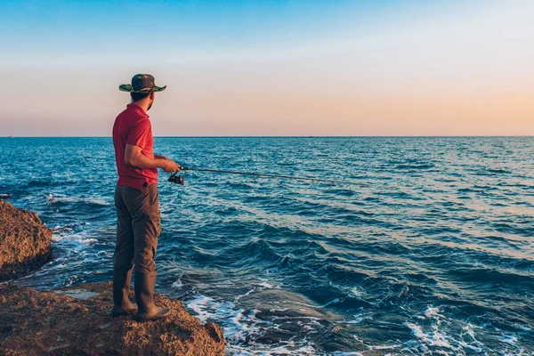 Pescador Pie Lanzar Una Caña Pescar Mientras Pesca Mar Temporada —  Fotos de Stock