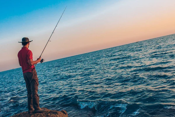 Pescador Pie Lanzar Una Caña Pescar Mientras Pesca Mar Temporada —  Fotos de Stock