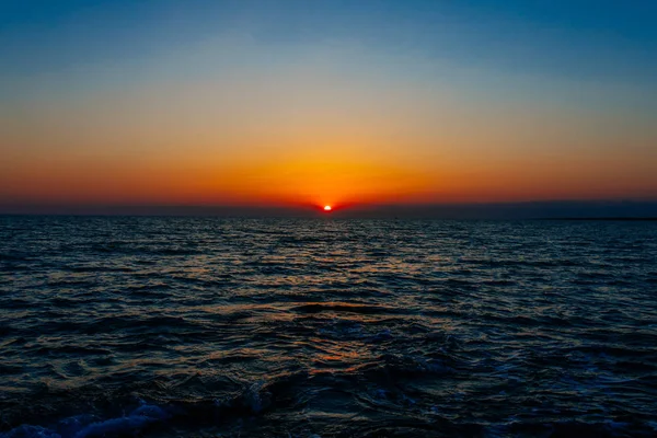日落在大海或大海上 蓝蓝的天空美丽极了 日落或日出景观背景概念图像 — 图库照片