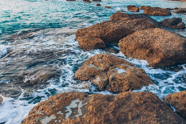 蓝色的海或蓝色的海 波浪和岩石 绿松石海浪冲撞和碰撞在海岸或海岸的岩石或大海 美丽的自然景观 — 图库照片