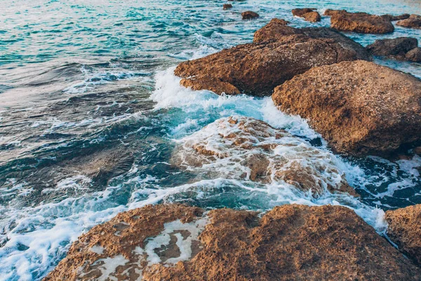 Oceano Azul Mar Azul Ondas Rochas Turquesa Ondas Mar Bater — Fotografia de Stock