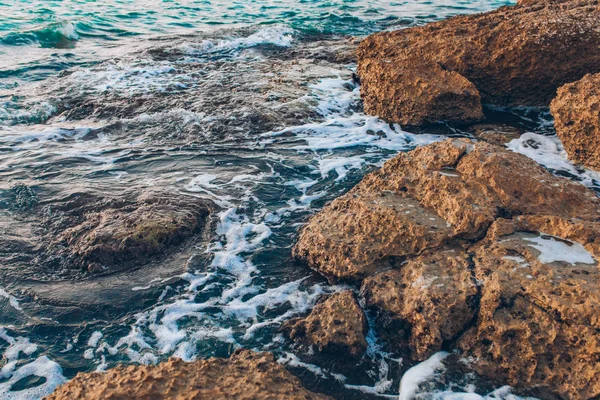 蓝色的海或蓝色的海 波浪和岩石 绿松石海浪冲撞和碰撞在海岸或海岸的岩石或大海 美丽的自然景观 — 图库照片