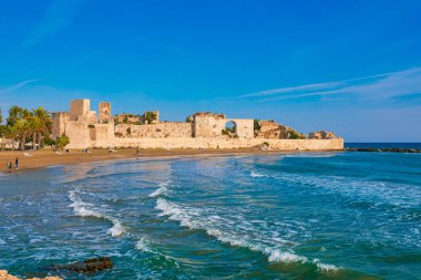 Türkiye 'nin Akdeniz yakınlarındaki Mersin Sahili' ndeki Korykos Harabeleri ile Tarihi, Antik Kizkalesi, Kiz Kalesi veya Bakire Kalesi.