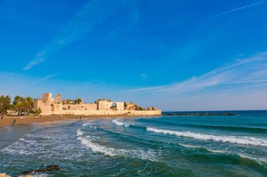 Türkiye 'nin Akdeniz yakınlarındaki Mersin Sahili' ndeki Korykos Harabeleri ile Tarihi, Antik Kizkalesi, Kiz Kalesi veya Bakire Kalesi.
