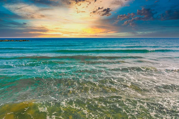 Belo Céu Azul Limpo Nuvens Mar Oceano Ondas Praia Dia — Fotografia de Stock
