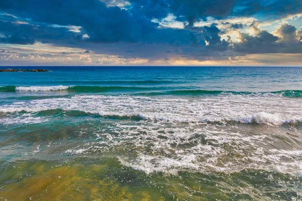Красивое Чистое Голубое Небо Облака Море Океан Волны Пляже Солнечный — стоковое фото
