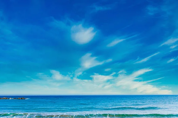 美丽洁白的蓝天 大海或大海 夏天阳光灿烂的日子里在海滩上荡漾 海空背景 — 图库照片