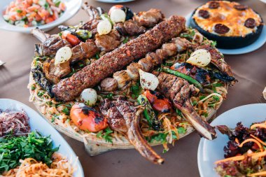Geleneksel Türk Adana kebabı salata, aperatif, rakı ve salamlı. Türk Lokantasında Türk Mutfağı Yemek Masası. Bu Türk Restoranı 'ndaki Türk yemek kültürü..