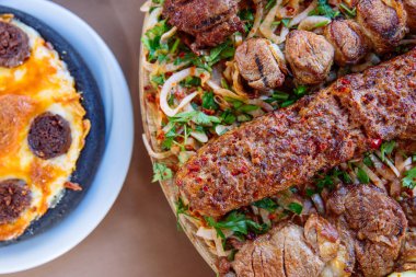 Geleneksel Türk Adana kebabı salata, aperatif, rakı ve salamlı. Türk Lokantasında Türk Mutfağı Yemek Masası. Bu Türk Restoranı 'ndaki Türk yemek kültürü..