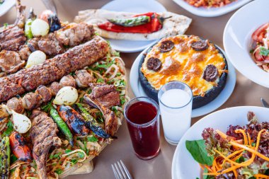 Geleneksel Türk Adana kebabı salata, aperatif, rakı ve salamlı. Türk Lokantasında Türk Mutfağı Yemek Masası. Bu Türk Restoranı 'ndaki Türk yemek kültürü..