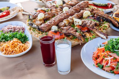 Geleneksel Türk Adana kebabı salata, aperatif, rakı ve salamlı. Türk Lokantasında Türk Mutfağı Yemek Masası. Bu Türk Restoranı 'ndaki Türk yemek kültürü..