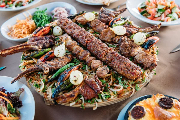 Adana Kebab Tradisional Turki Dengan Salad Makanan Pembuka Raki Dan — Stok Foto