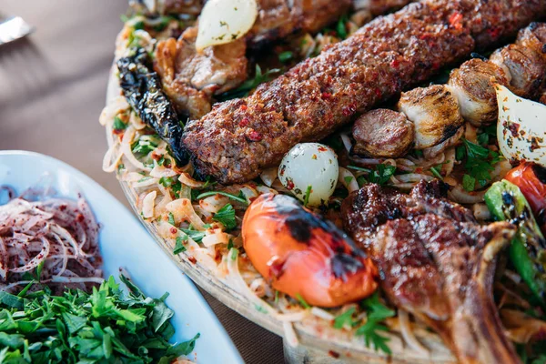 Tradycyjna Turecka Adana Kebab Sałatkami Przystawkami Raki Salgam Kuchnia Turecka — Zdjęcie stockowe
