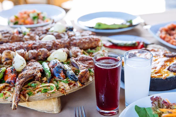 Tradycyjna Turecka Adana Kebab Sałatkami Przystawkami Raki Salgam Kuchnia Turecka — Zdjęcie stockowe