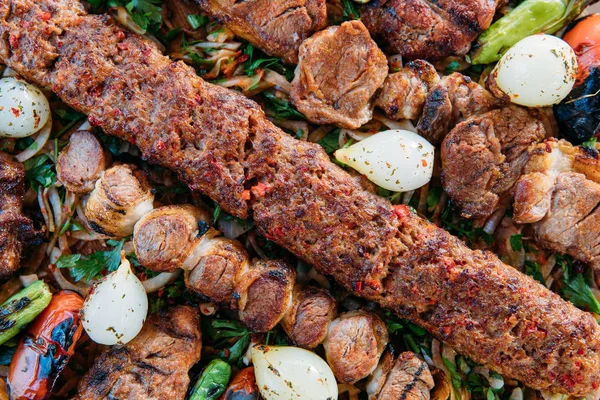 Tradycyjna Turecka Adana Kebab Sałatkami Przystawkami Raki Salgam Kuchnia Turecka — Zdjęcie stockowe